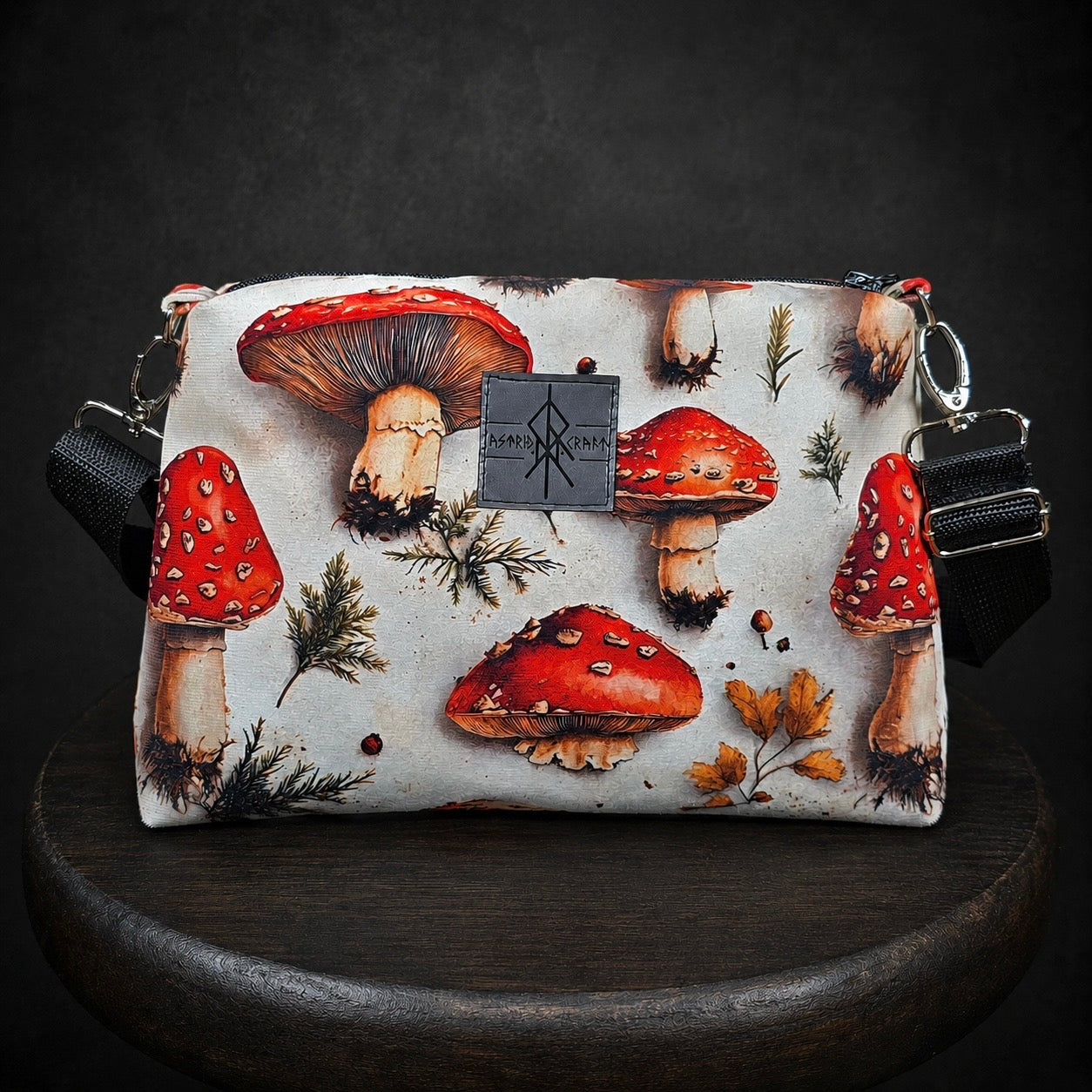 Welurowa torebka crossbody w grzyby / muchomory