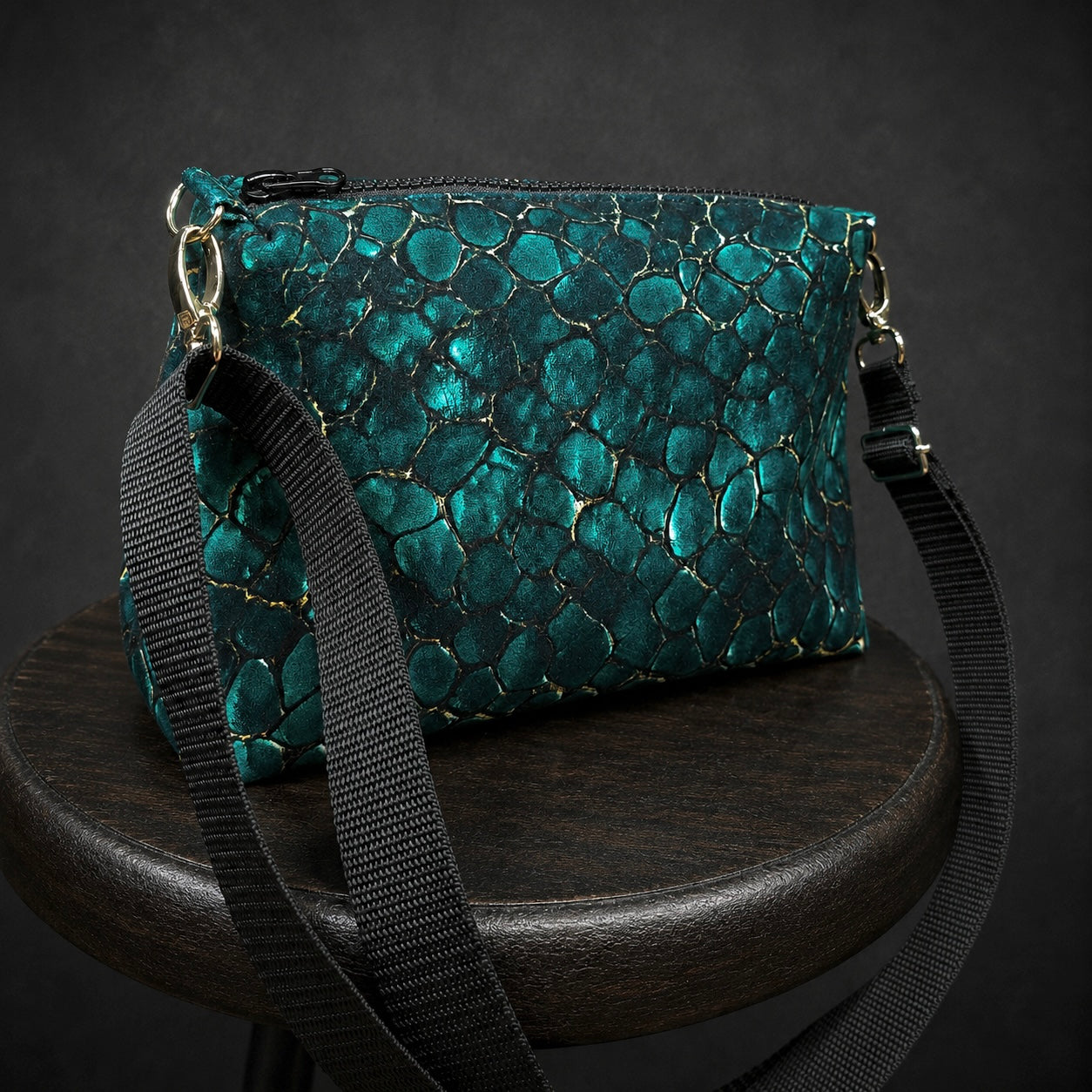 Welurowa torebka crossbody skóra smoka