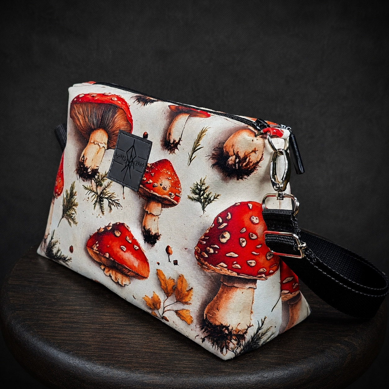 Welurowa torebka crossbody w grzyby / muchomory