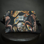 Welurowa torebka crossbody imitacja haftu w czaszki