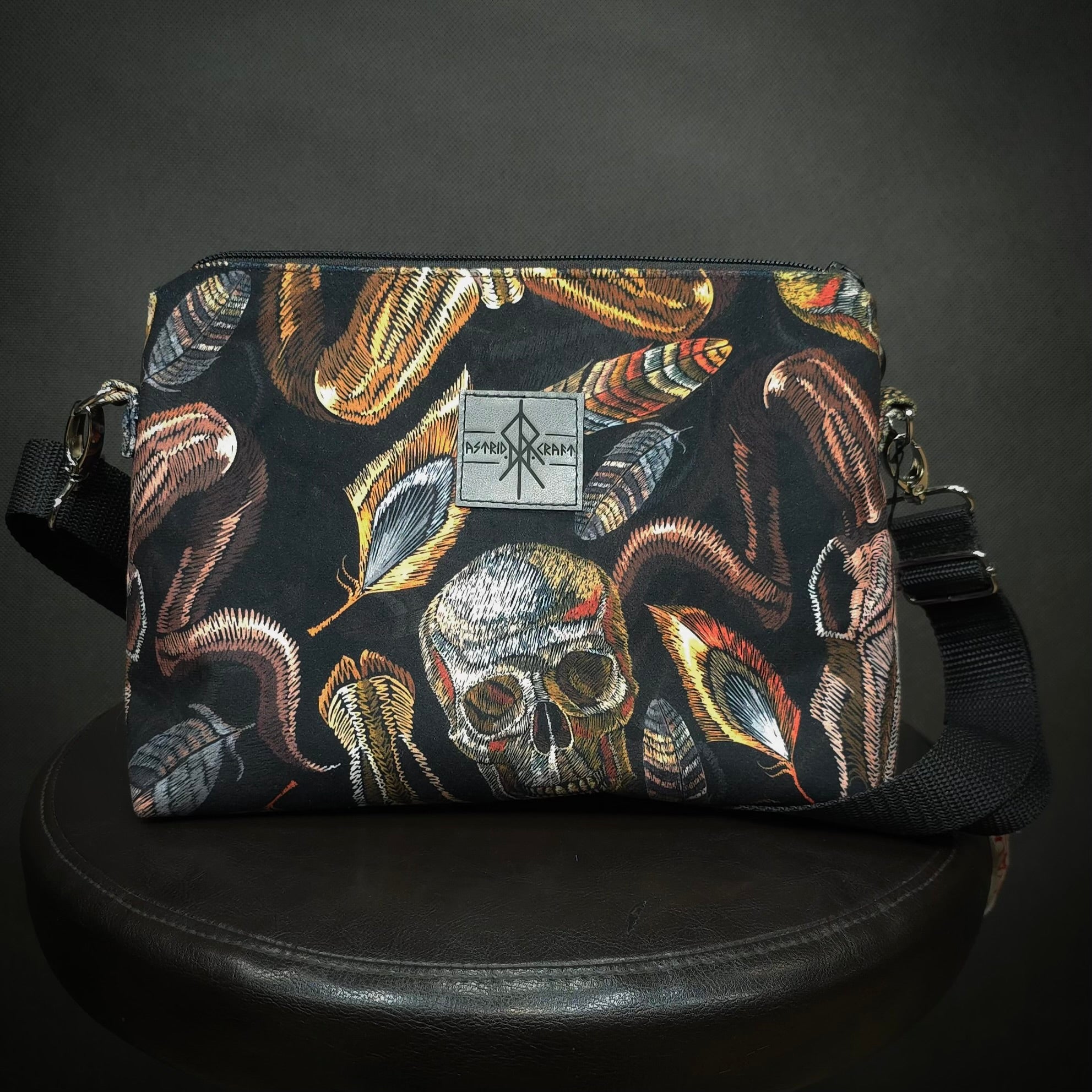 Welurowa torebka crossbody imitacja haftu w czaszki