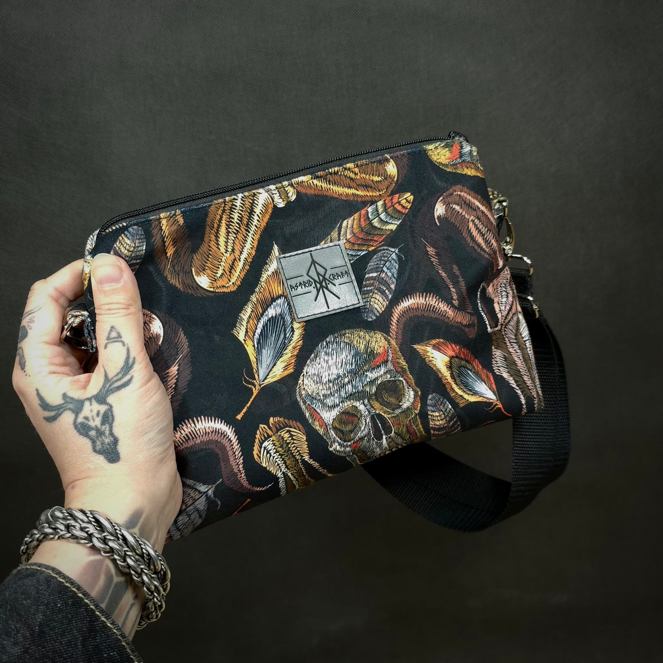 Welurowa torebka crossbody imitacja haftu w czaszki