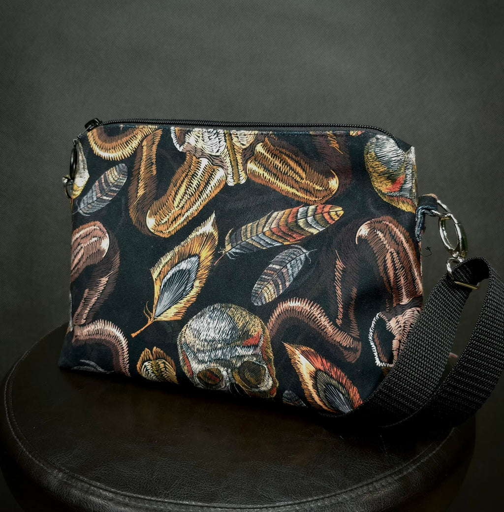 Welurowa torebka crossbody imitacja haftu w czaszki