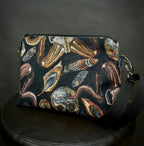 Welurowa torebka crossbody imitacja haftu w czaszki